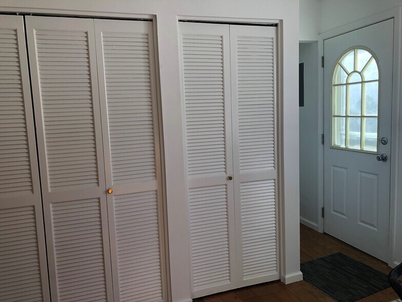 Building Photo - 106 E 2nd St