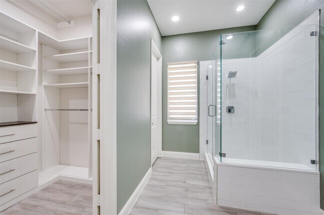 Building Photo - 4068 Winsor Dr