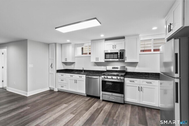 Building Photo - 548 Ferry St