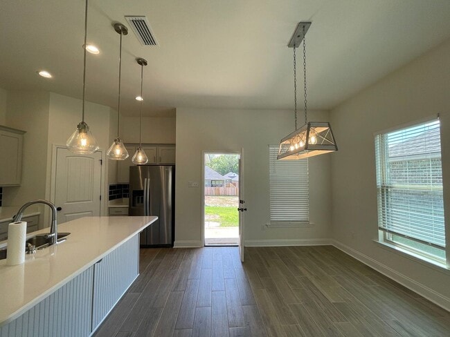 Building Photo - 3 Bedroom, 2 bathroom in Twin Beech Estate...