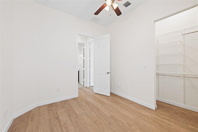 Building Photo - 1434 SW 4th Ave