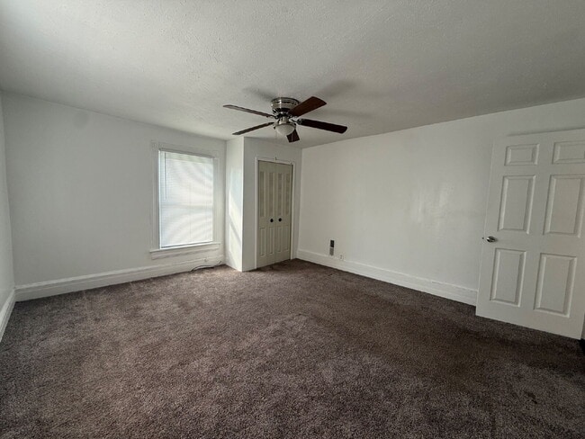 Building Photo - Very Large 3 or 4 bedroom home with nice y...