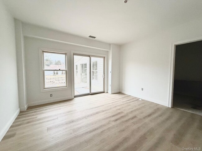 Building Photo - 905 Oakridge Cmns