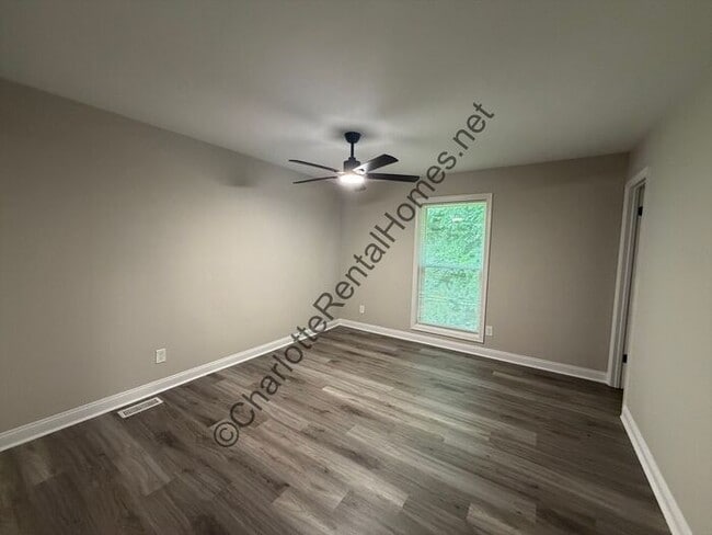 Building Photo - Beautifully Updated 3BR/2BA Home with Garage in Charlotte!