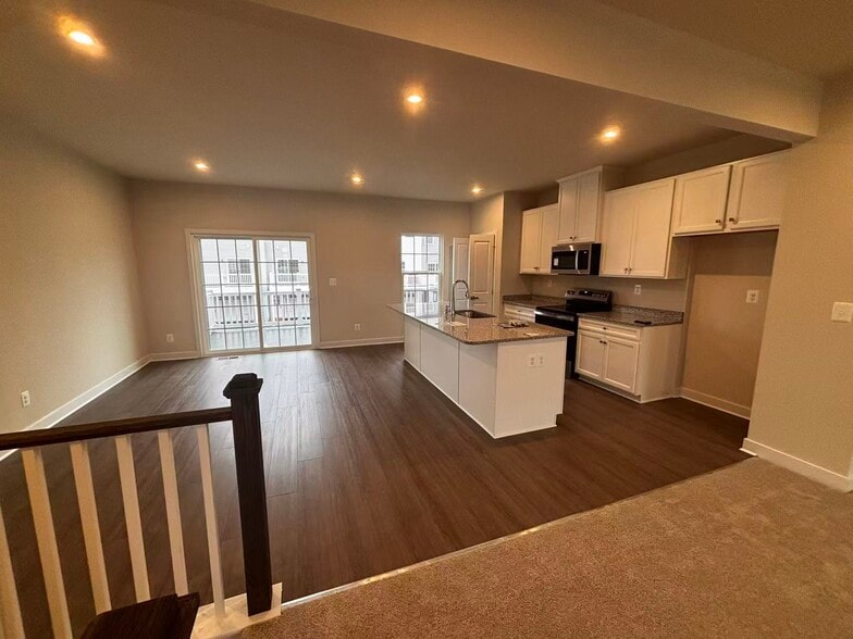 Building Photo - 735 Rosemary Way