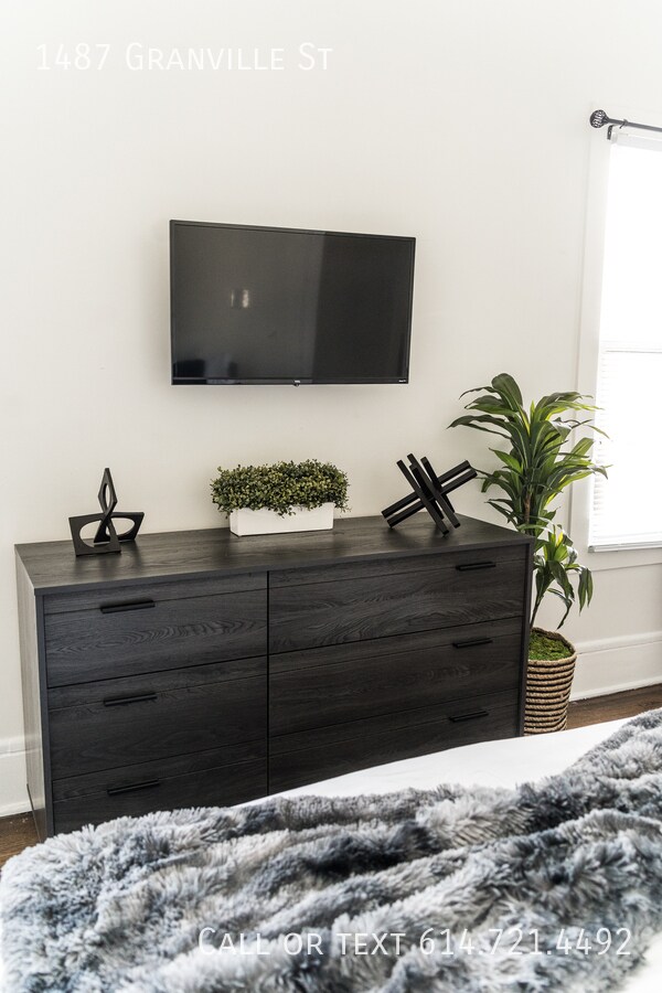 Building Photo - 1487 Granville St