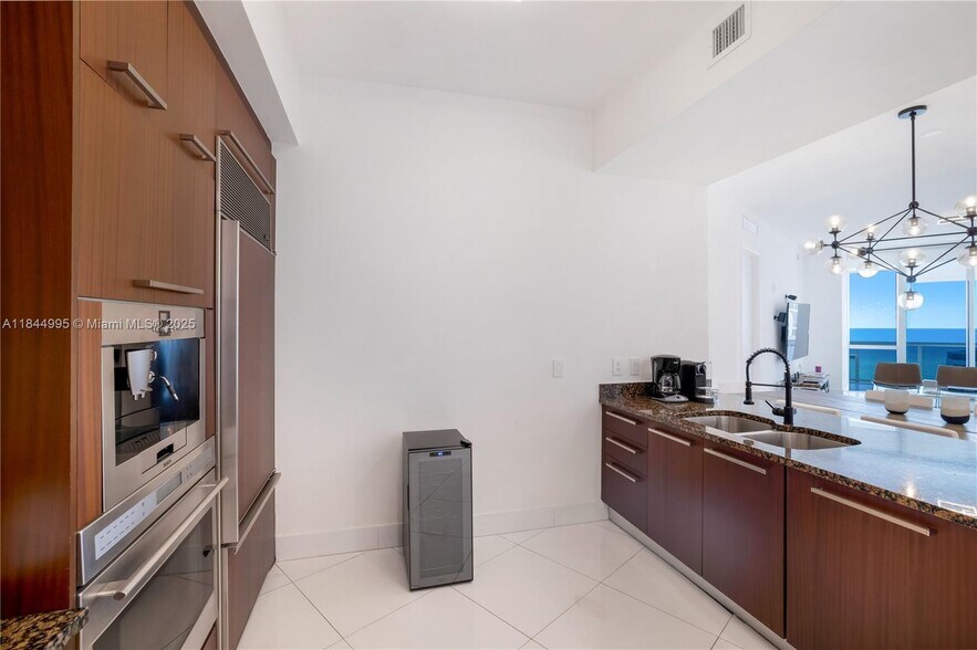 Building Photo - 15901 Collins Ave