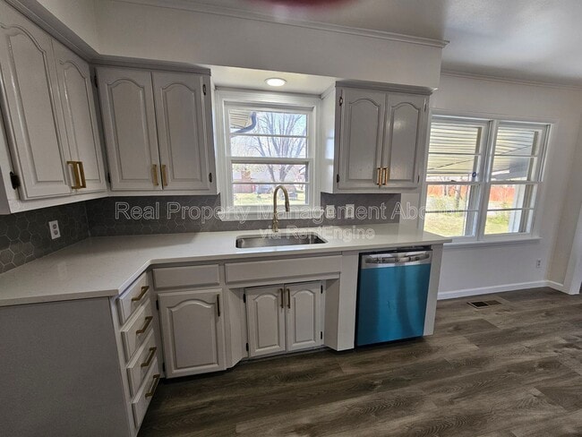 Building Photo - 1030 N Hickory Ave