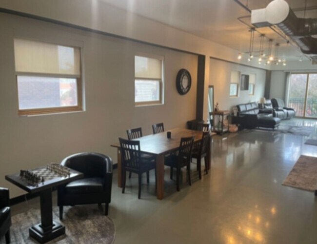 Building Photo - COMING SOON Beautiful 2BR , 2BA 2nd floor ...