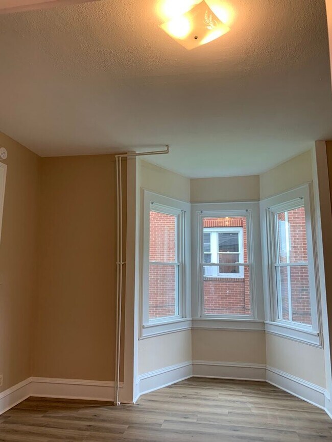 Building Photo - 225 E Park St