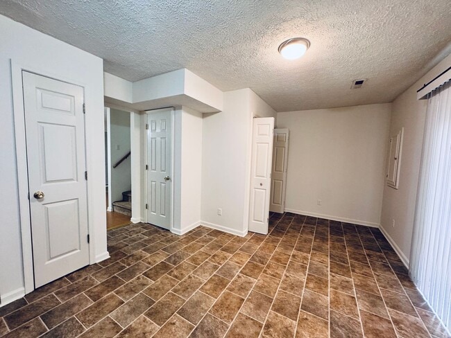 Building Photo - 904 Grand Arbre Dr