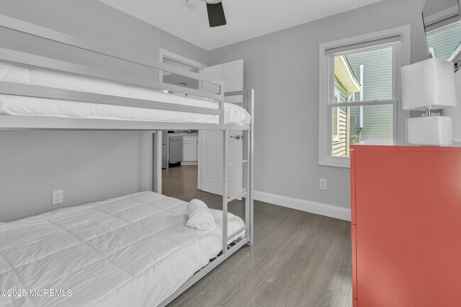 Building Photo - 1822 Parkway