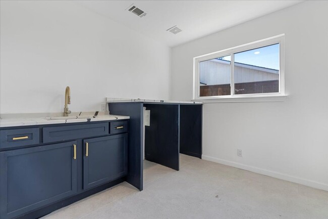 Building Photo - Recently Renovated 4-bed 3.5-bath 2-living...