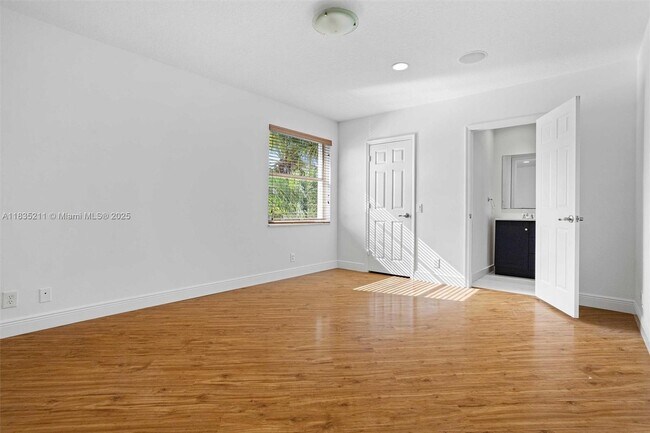 Building Photo - 926 Marina Dr