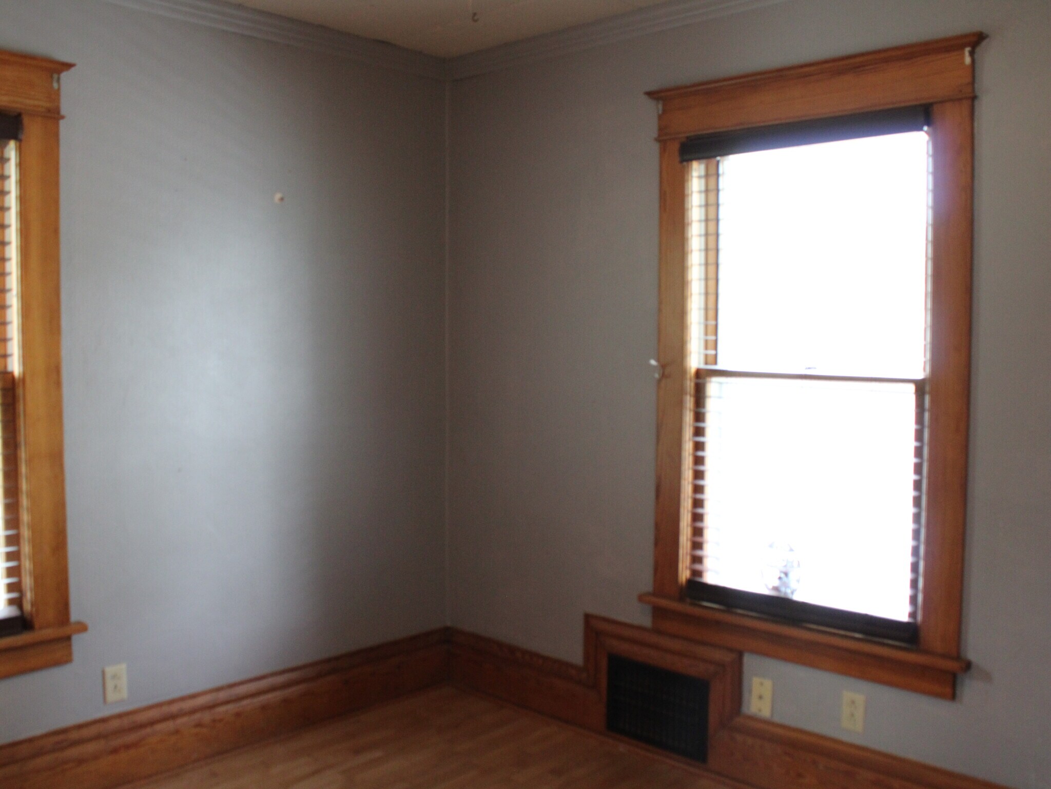 Building Photo - 107 E 11th St
