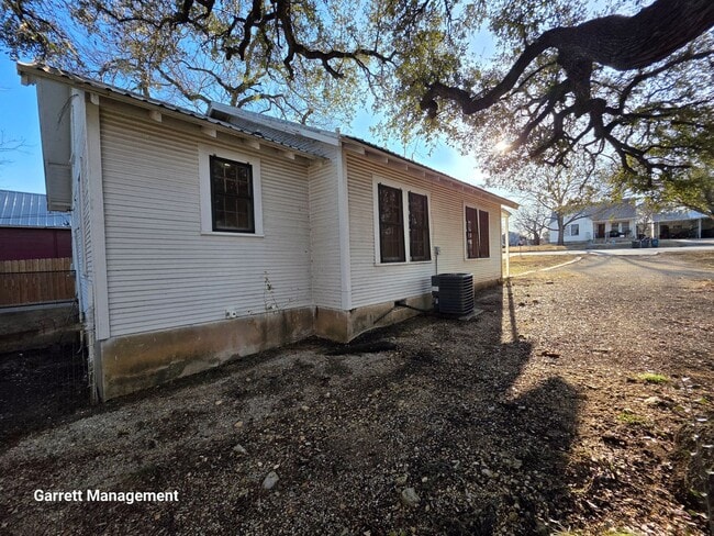 Building Photo - 2/1 House in Lampasas