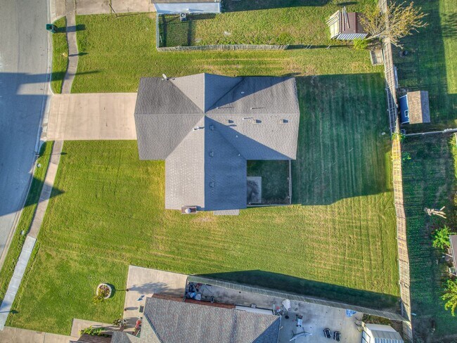 Building Photo - Move in discount / $800 first month rent