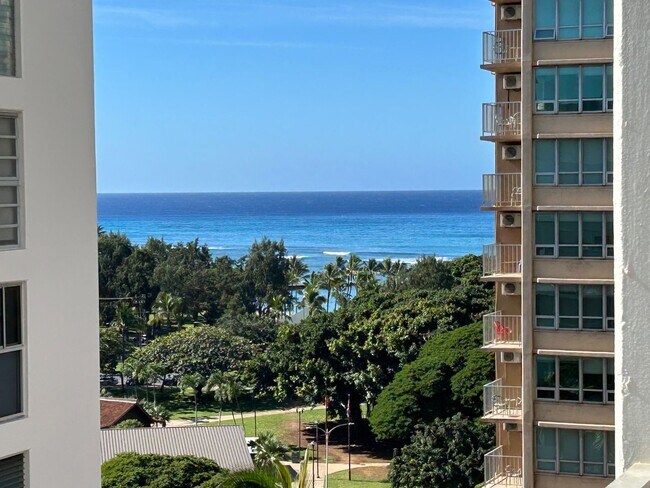 Building Photo - Crescent Park, 2 bedroom, 2 bathroom, with washer/dryer in apartment, Huge Diamond Head view from...