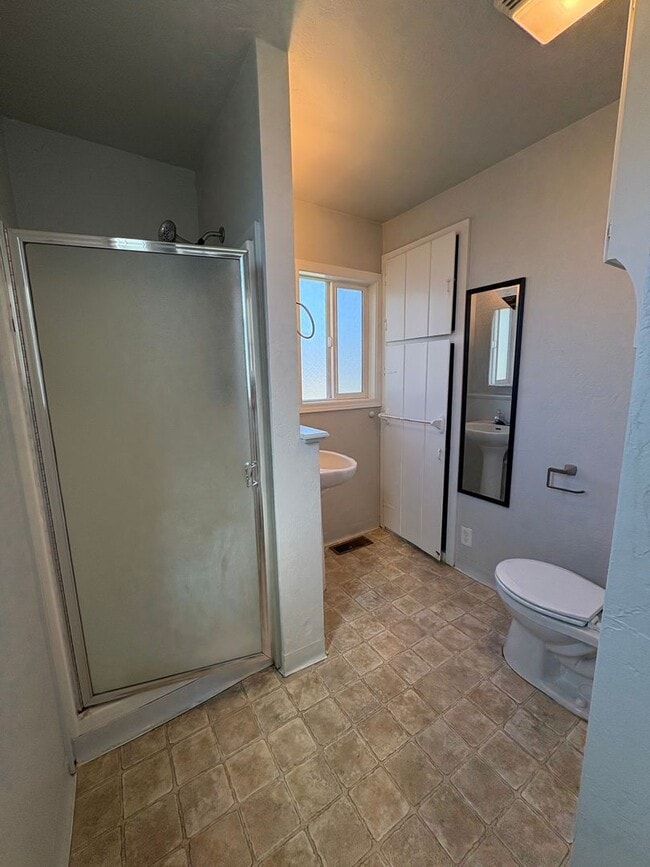 Building Photo - 3 Bedroom/ 2 Bath Medford Rental Available in Quiet Medford Neighborhood