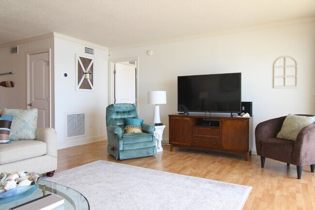 Building Photo - Gorgeous Furnished Direct Ocean Condo in Indialantic