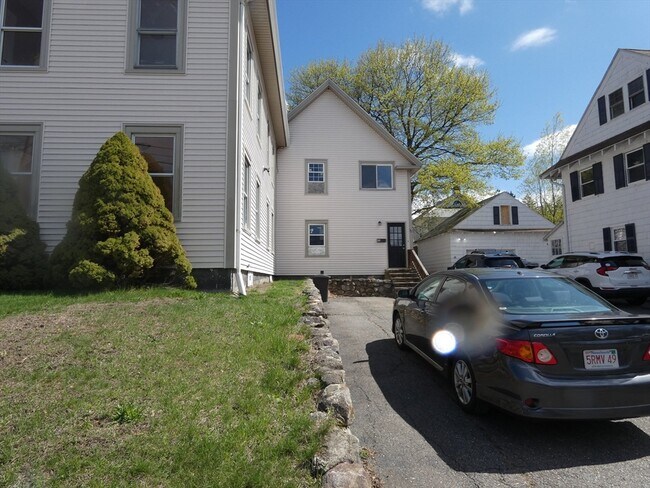 Building Photo - 94 Maple St