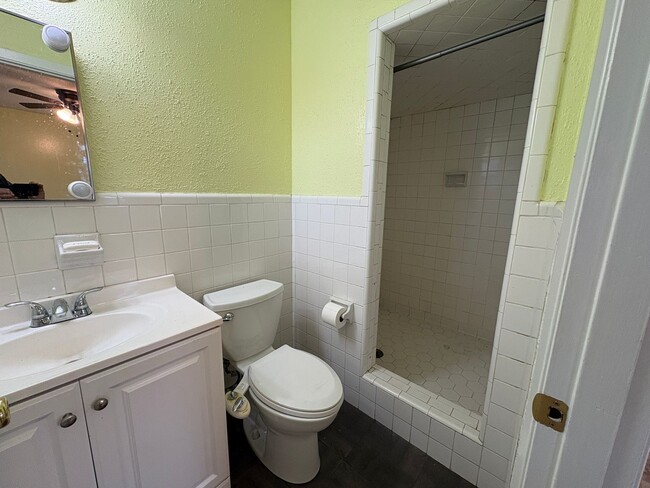 Building Photo - For Rent: 4-Bedroom Home in Lakeland