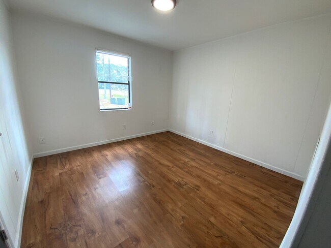 Building Photo - 100 Ravenwood Dr
