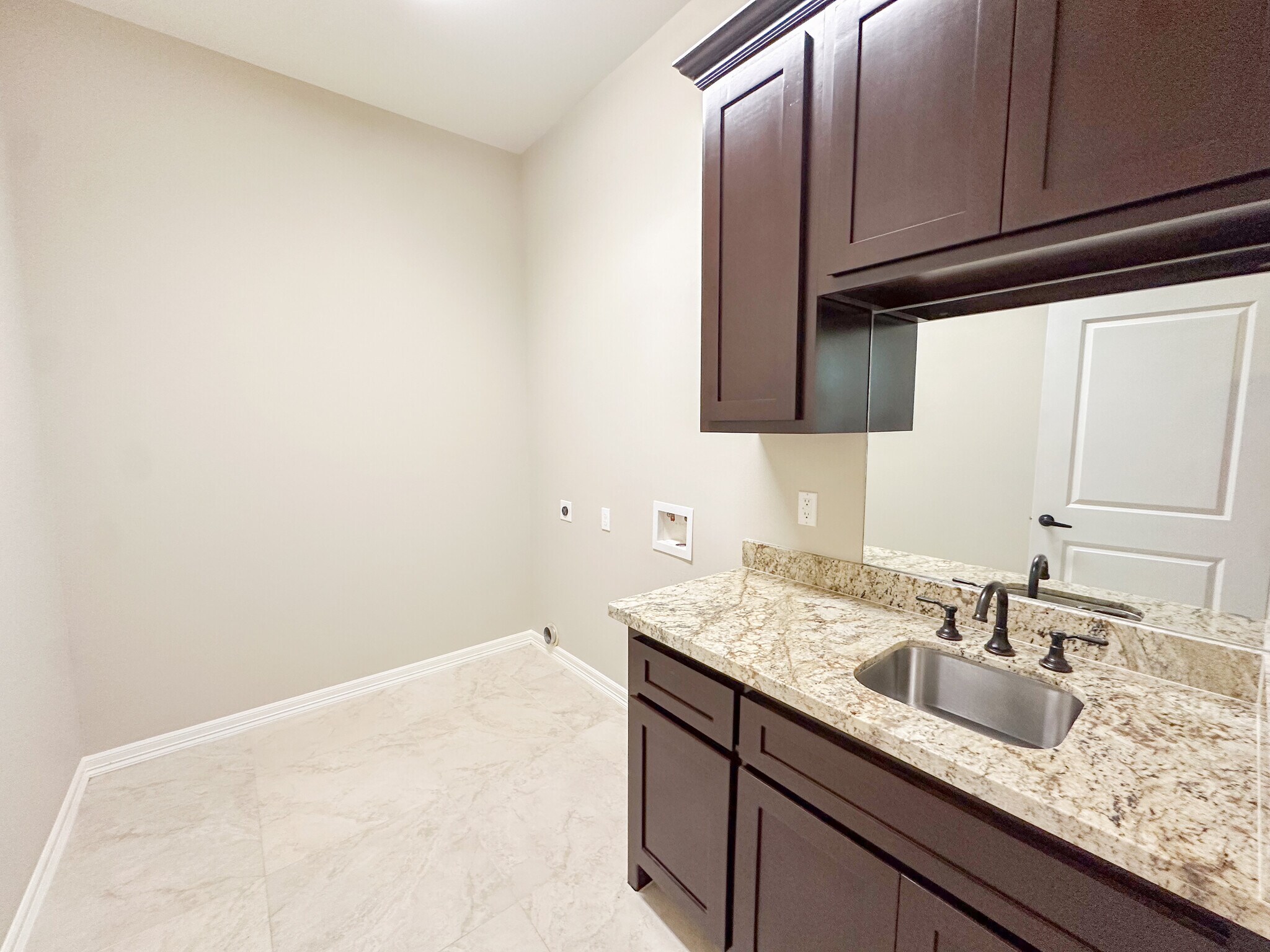 Building Photo - 814 Knotty Pine Ln