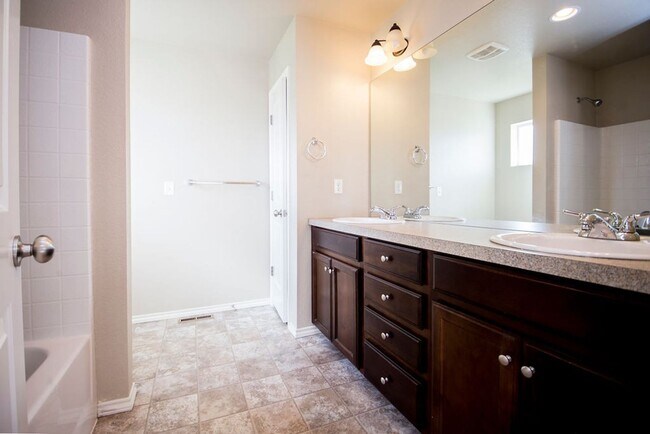 Building Photo - Spacious 3 Bedroom Single-Family Home with Modern Features