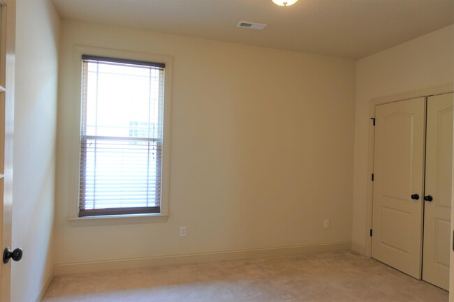 Building Photo - 210 Windthistle Dr