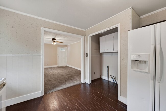 Building Photo - 141 W Rossview Rd