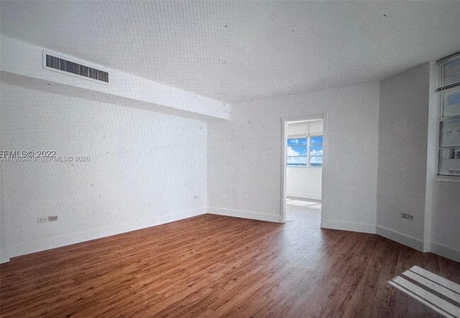 Building Photo - 999 Brickell Bay Dr