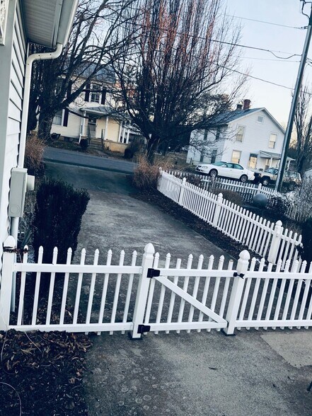 Building Photo - 210 Alum Springs Rd