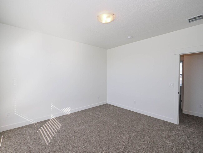Building Photo - 3 Bedroom, 2.5 Bathroom in South Jordan