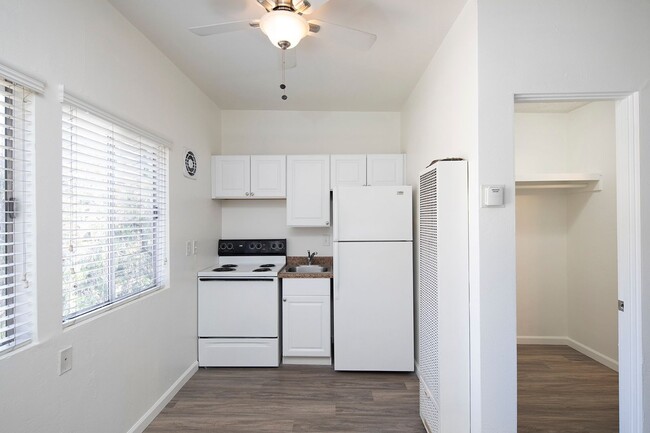 Building Photo - Large Studio in Mission Hills + Parking an...