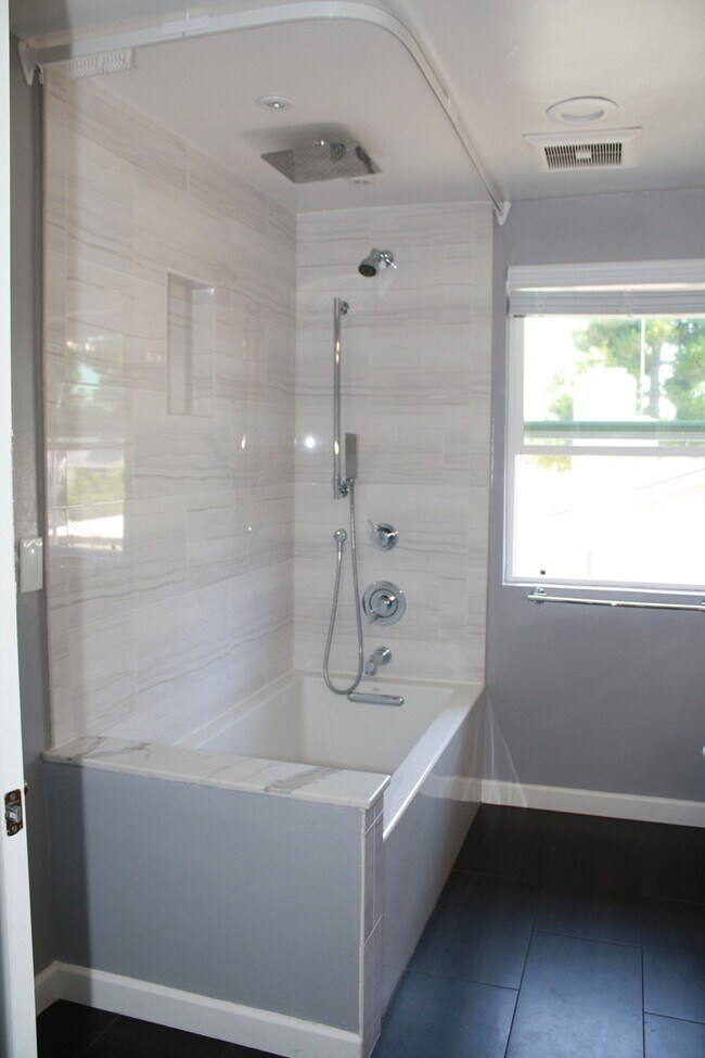 Building Photo - Gorgeous 4 Bedroom, 2 Bath in the Lovely Huntington Beach!