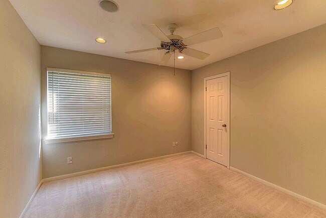 Building Photo - 14627 Carolcrest Dr