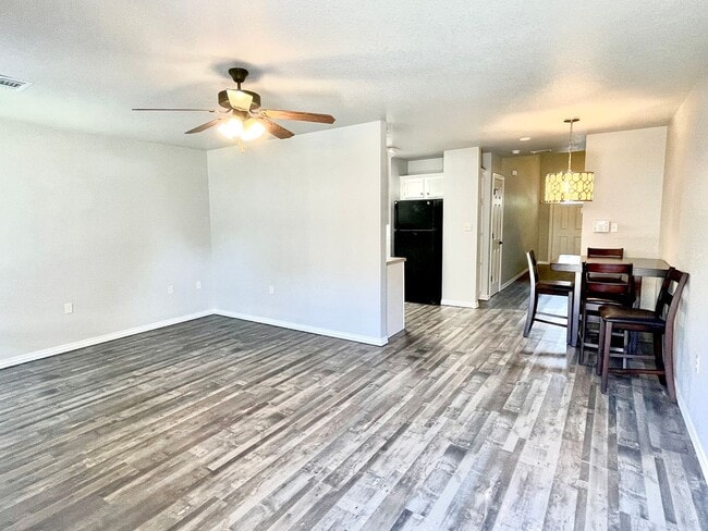 Building Photo - Quiet, Well-Maintained 2Bed/2.5Bath Home – Prime Fayetteville Location!