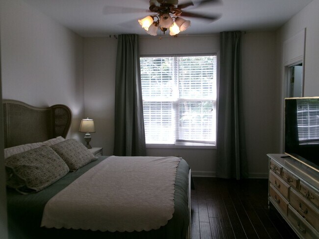 Building Photo - Walk to the Ocean from this 3 bedroom, 2.5...