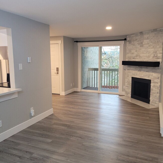 Building Photo - Beautiful 2 Bedroom Condo in Redmond