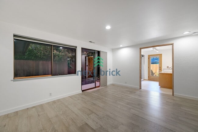 Building Photo - Charming 3-Bed, 2-Bath Remodeled Home in Prime Edmonds Location!
