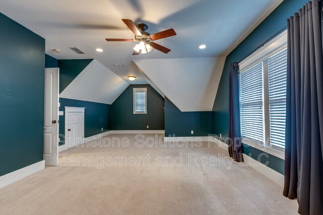 Building Photo - 210 38th Ave N