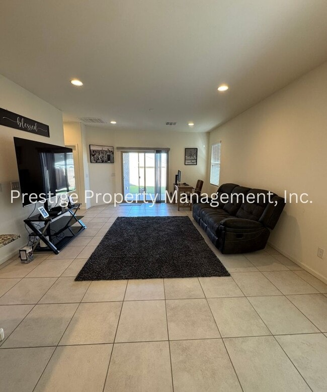 Building Photo - 3/2 Lovely Southwest Home With an Open Layout