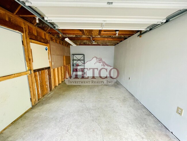 Building Photo - 4 bedroom 1 1/2 bath home close to U of O