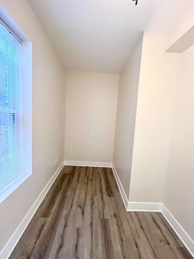 Building Photo - 3221 S May St