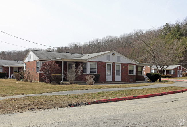 Primary Photo - Colonial Drive Apartment