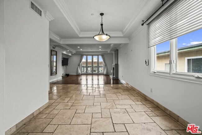 Building Photo - 11952 Montana Ave