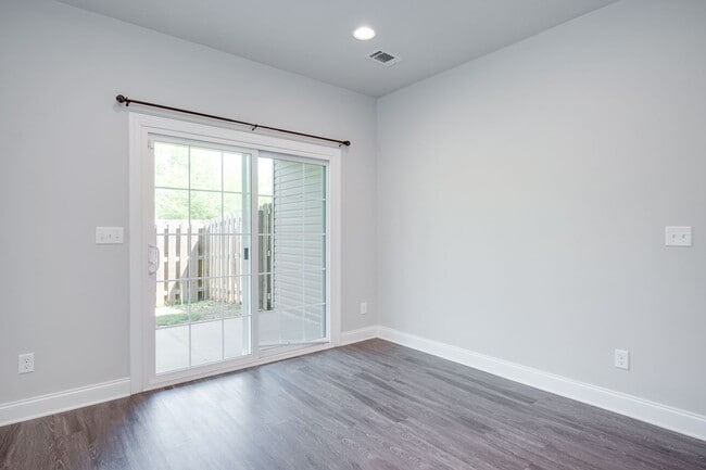 Building Photo - 3 Bedroom 2.5 Bath Townhouse