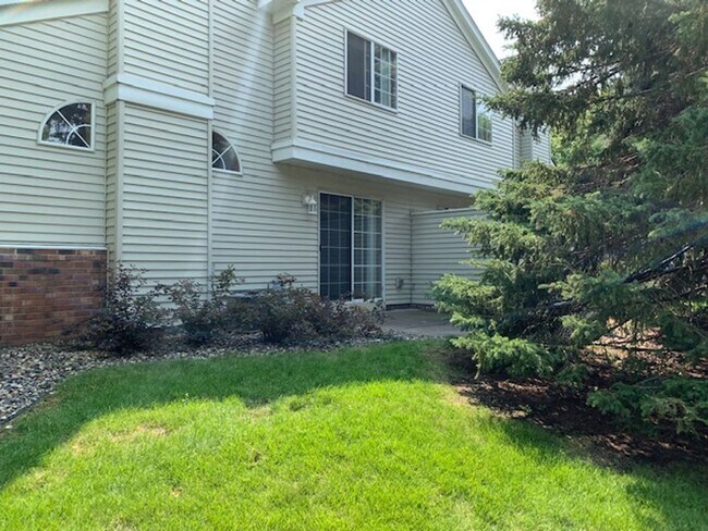 Building Photo - *2Bed*1.5Bath with loft in West Bloomington- Avail Sept 1