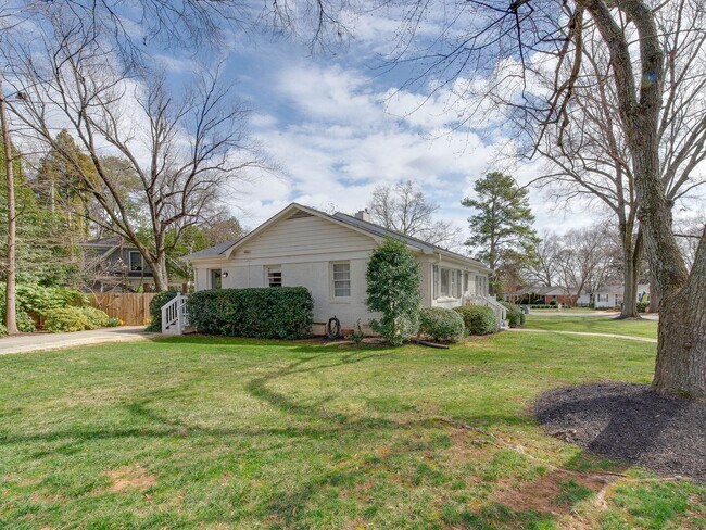 Building Photo - 3221 Sunset Dr